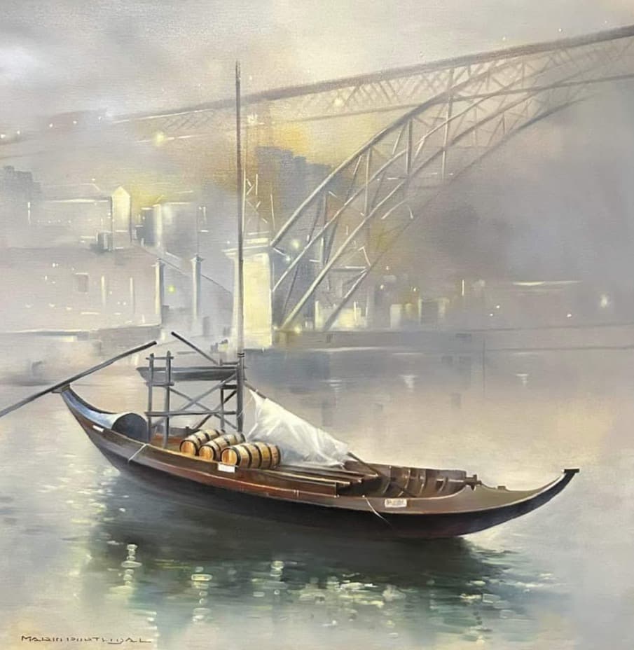 Gemälde: ein Rabelo-Boot mit Portweinfässern im Nebel auf dem Douro, dahinter die Brücke Dom Luís I in Porto